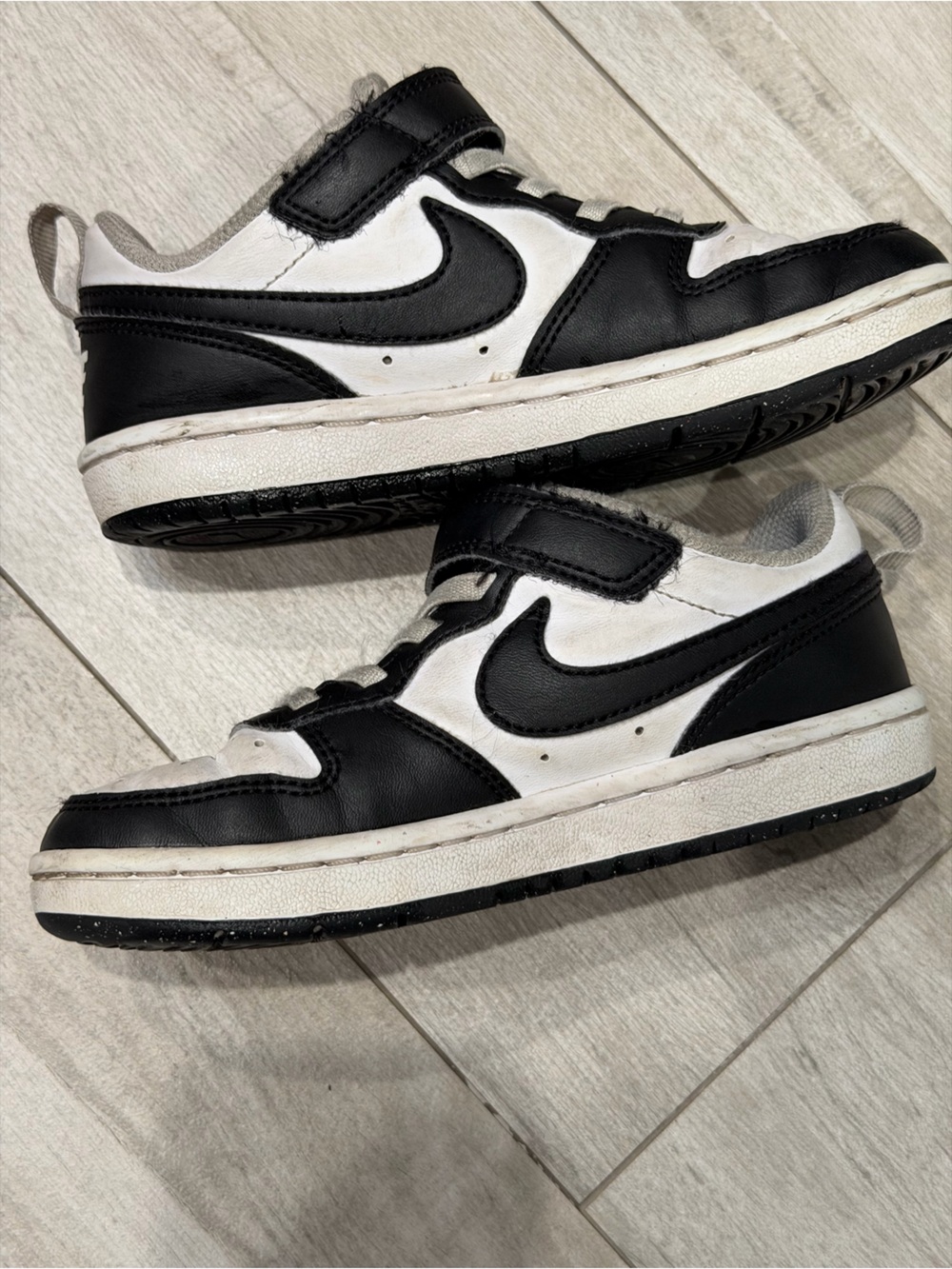 Nike Court Borough Low Recraft
Black &white kids sneaker size 11.5